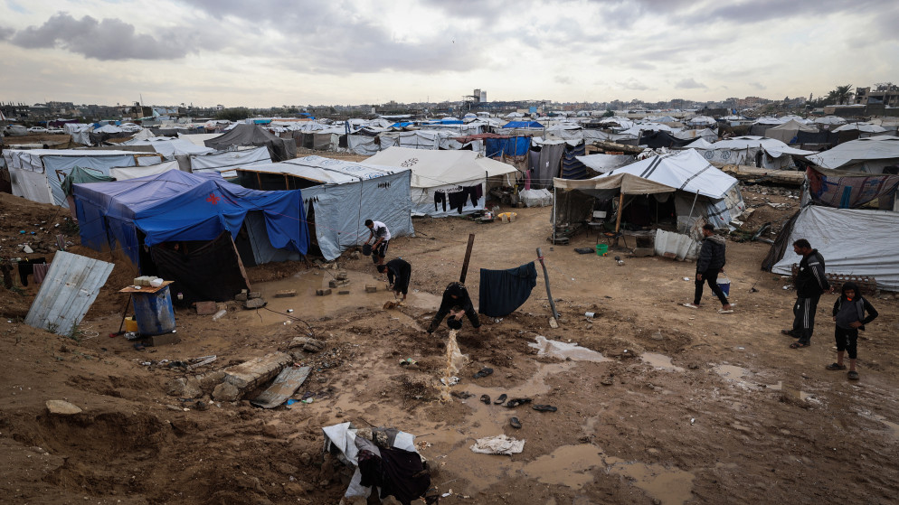 مياه الأمطار الغزيرة تغمر مخيما مؤقتا يؤوي النازحين في مخيم المغازي للاجئين وسط قطاع غزة، 25 نوفمبر 2025. (أ ف ب)