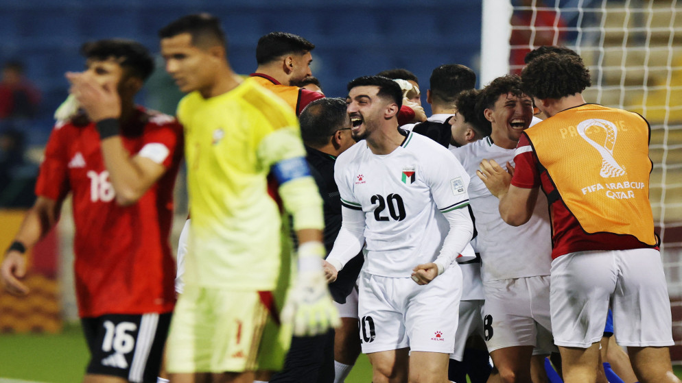 يحتفل لاعب منتخب فلسطين عميد محاجنة وزملاؤه بالفوز بركلات الترجيح على نظيره الليبي على ملعب ثاني بن جاسم والتأهل لبطولة كأس العرب. قطر. 25 تشرين الثاني 2025. (رويترز)