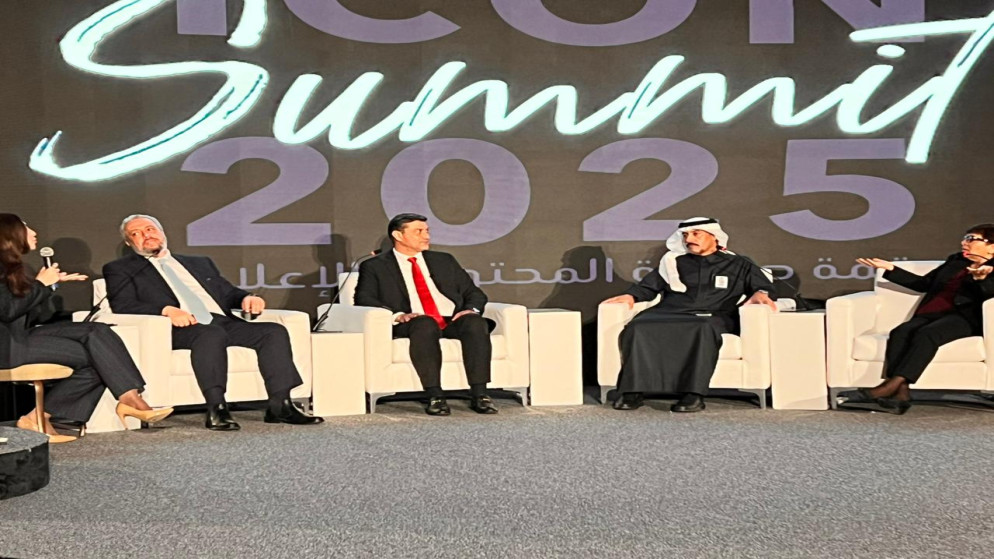 جانب من جلسة بعنوان "الصحافة في عالم ما بعد المنصات" ضمن جلسات الحوار في قمة "آيكون" لصناعة المحتوى والإعلام