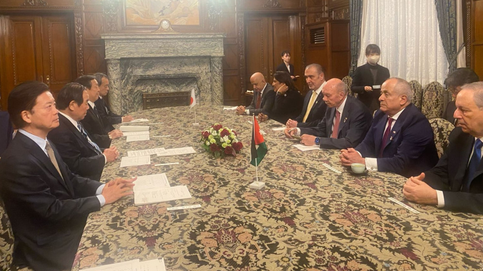 رئيس مجلس الأعيان فيصل الفايز يجري مباحثات مع رئيس مجلس النواب الياباني فوكوشيرو نوكاجا. طوكيو. 26 تشرين الثاني 2025. (مجلس الأعيان)