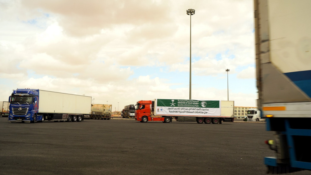 مركز الملك سلمان للإغاثة يستكمل إرسال شاحنات مشروع الأمن الغذائي المحملة بالتمور.