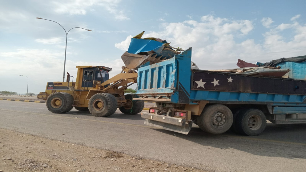 جانب من حملة إزالة العشوائيات في البحر الميت.