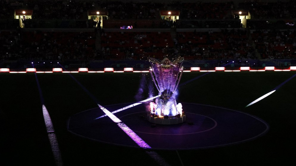 عرض لمجسم ضخم لكأس آسيا لكرة القدم في نسخته السابقة في قطر. (رويترز)