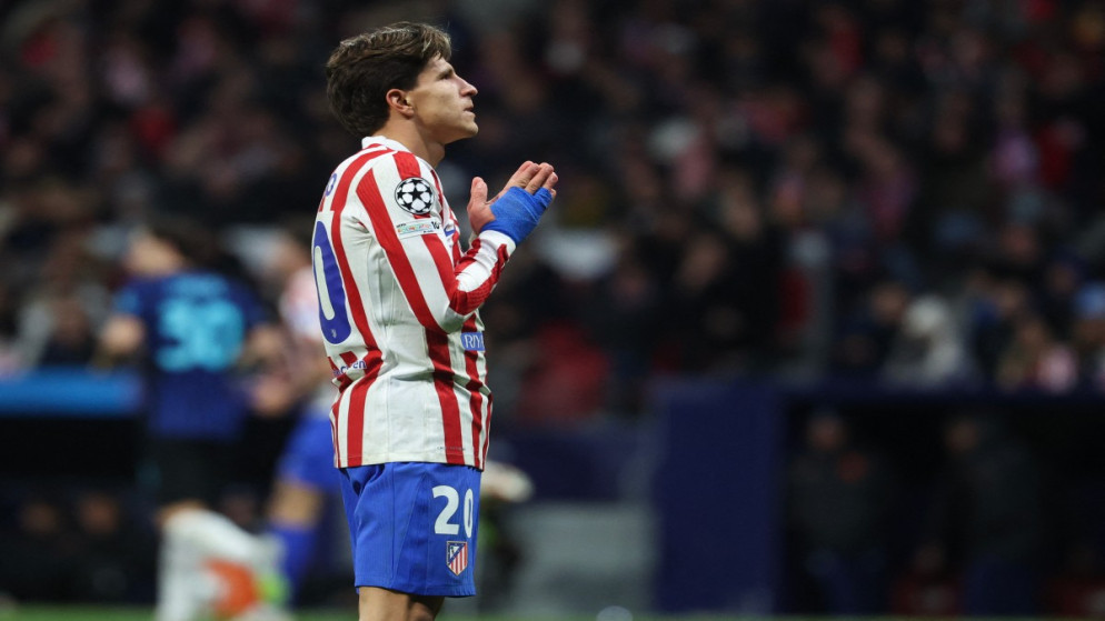 مهاجم أتلتيكو مدريد الأرجنتيني رقم 20 جوليانو سيميوني خلال مباراة كرة القدم في دوري أبطال أوروبا UEFA، على ملعب ميتروبوليتانو في مدريد .26 تشرين الثاني 2025. (أ ف ب)