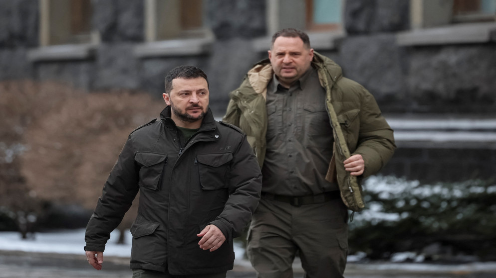 الرئيس الأوكراني فولوديمير زيلينسكي ورئيس المكتب الرئاسي أندريه يرماك يمشيان. (رويترز)