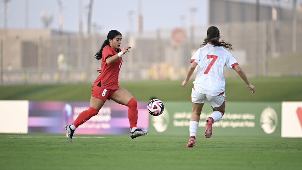 جانب من المباراة.