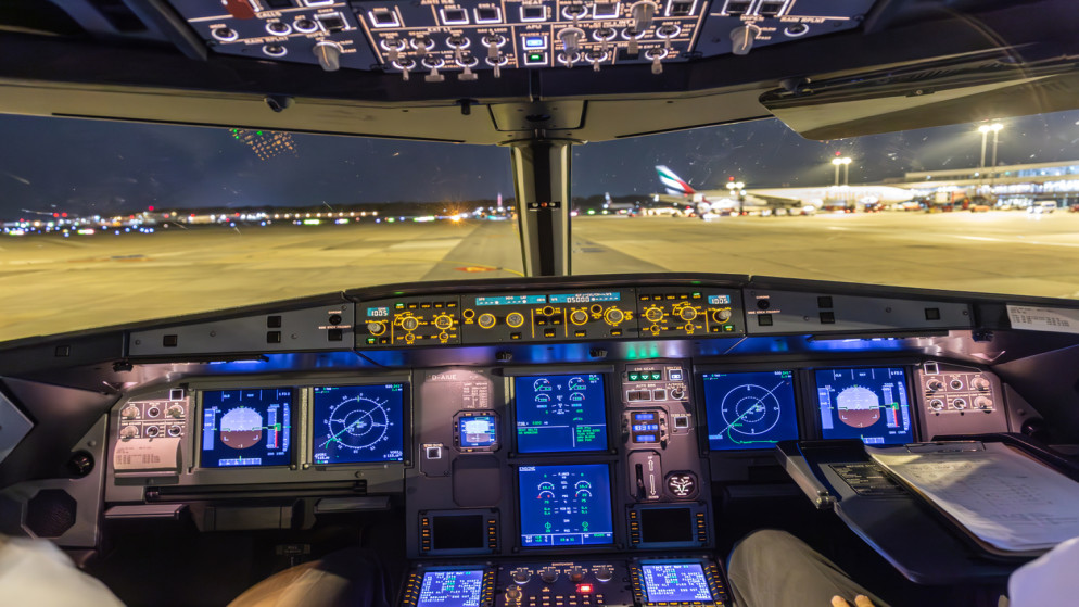 طائرة تجارية من طراز A320 في مطار فرانكفورت، ألمانيا. 9 أكتوبر 2014. (istockphoto)