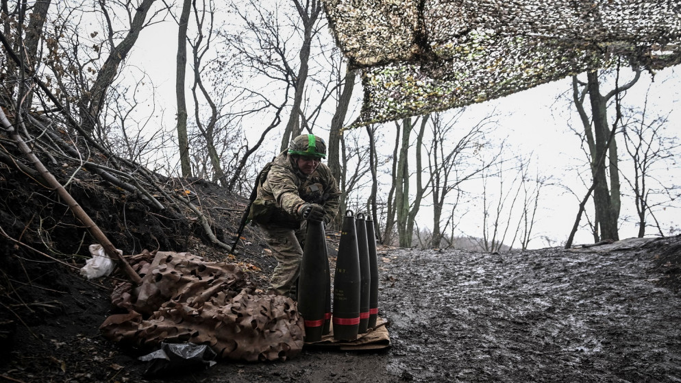 فرد من الجيش الأوكراني يطلق النار على القوات الروسية وسط هجوم روسيا على أوكرانيا. 20 تشرين ثاني 2025 (رويترز)