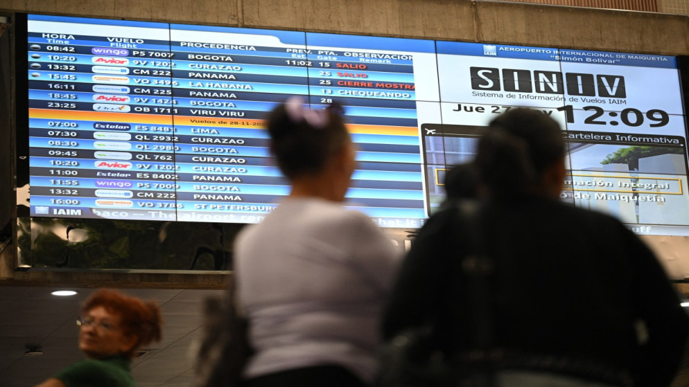 شاشة تعرض معلومات الرحلات الجوية في مطار سيمون بوليفار الدولي في مايكيتيا، ولاية لا جويرا، فنزويلا. 27 تشرين الثاني 2025. (أ ف ب)