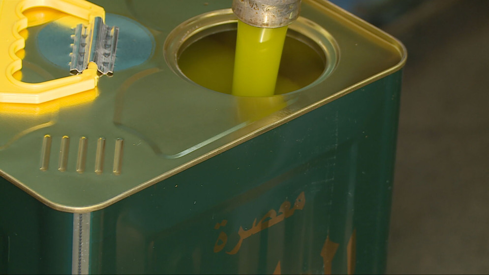 صورة أرشيفية لمرحلة تعبئة زيت زيتون من إحدى المعاصر.