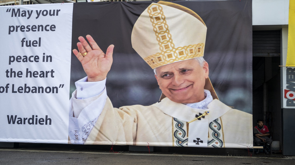 لافتة تحمل صورة البابا لاوون. (أ ف ب)