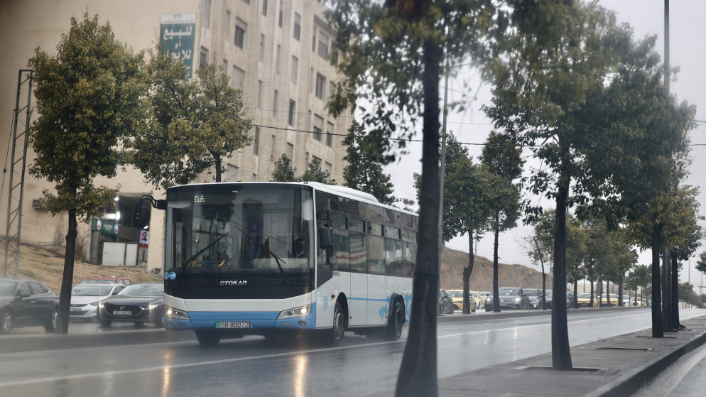 حافلة نقل عام في شارع رئيسي خلال أجواء ماطرة. (المملكة)