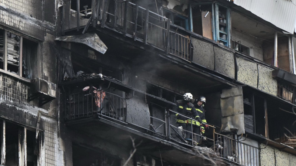 يعمل رجال الإنقاذ الأوكرانيون في مبنى سكني متضرر بعد هجوم بطائرة بدون طيار في كييف .29 نوفمبر 2025،(أ ف ب)