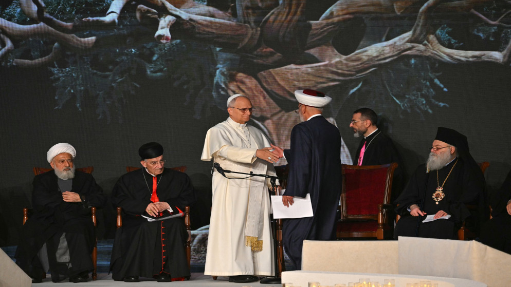 البابا لاون الرابع عشر يحضر اجتماعًا بين الأديان في ساحة الشهداء بوسط بيروت في الأول من ديسمبر عام 2025. (أ ف ب)