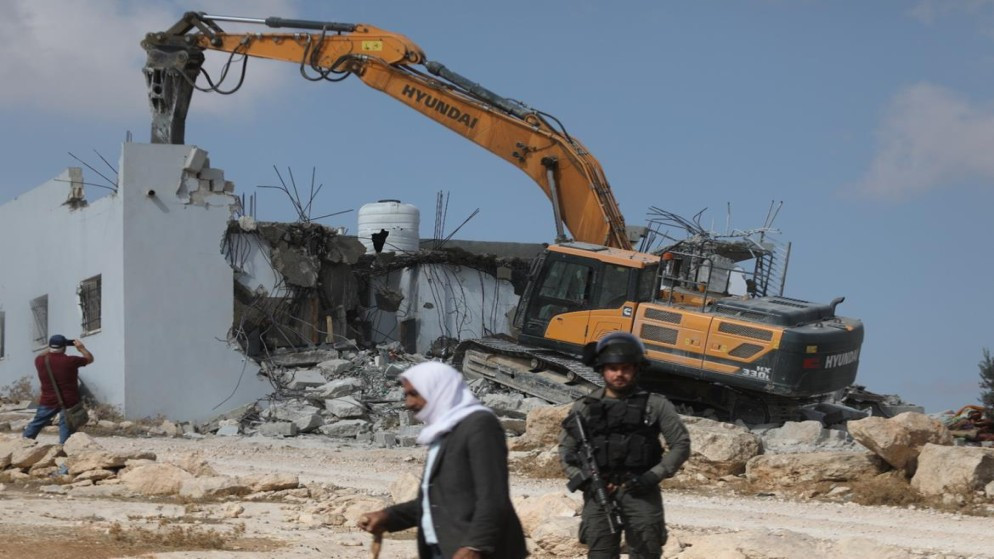 صورة أرشيفية لجرافة إسرائيلية تهدم منزل فلسطيني. (وفا)