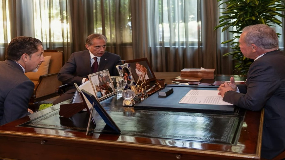 صورة خلال اجتماع لجلالة الملك عبدالله الثاني، برئيس الوزراء جعفر حسان، بحضور مدير مكتب جلالته علاء البطاينة.