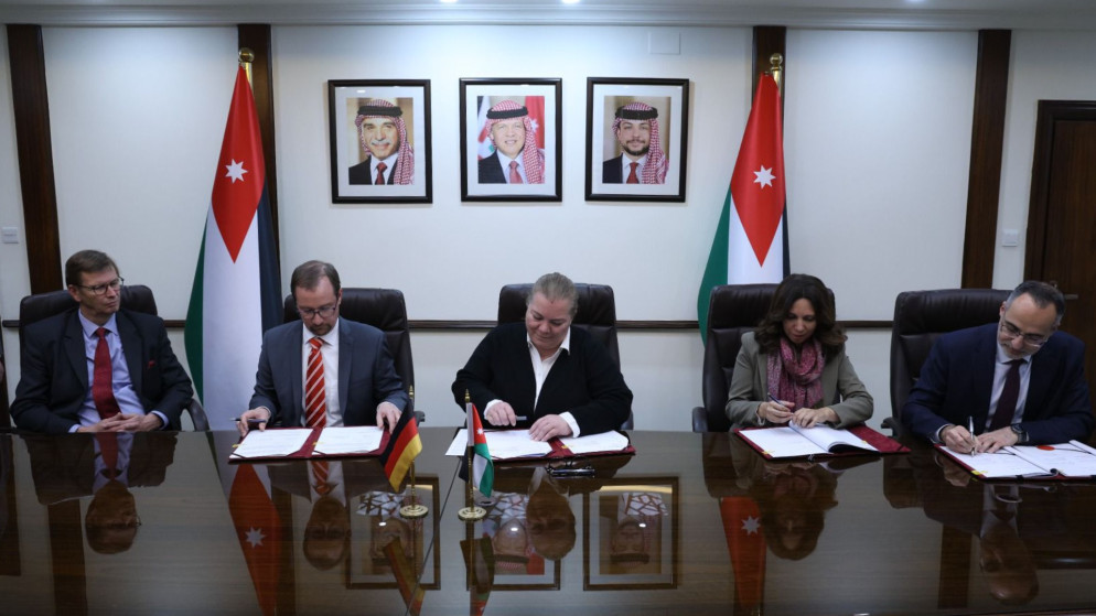 وزيرة التخطيط والتعاون الدولي زينة طوقان توقع اتفاقيتي منح مع بنك التنمية الألماني بقيمة 30 مليون يورو. (وزارة التخطيط)