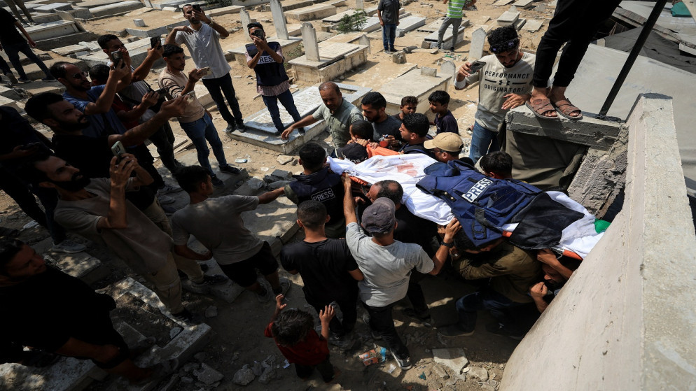 مشيعون في جنازة صحفيي فلسطيني، ارتقى بغارة إسرائيلية، في مدينة غزة في 11 آب 2025. (رويترز)