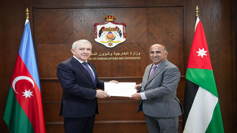 أمين عام وزارة الخارجية وشؤون المغتربين السفير ضيف الله الفايز يتسلم نسخة من أوراق اعتماد سفير جمهورية أذربيجان شاهين شاكر أوغلو عبداللاييف