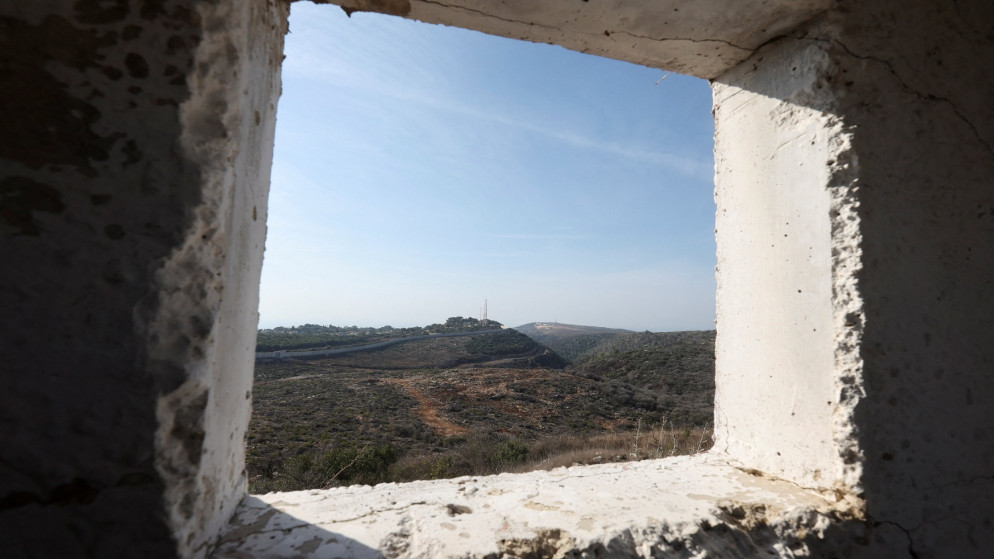 موقع إسرائيلي كما شوهد من لبنان، خلال جولة إعلامية للجيش اللبناني لمراجعة عمليات الجيش في قطاع الليطاني الجنوبي. (رويترز)