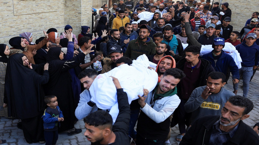 فلسطينيون يشيعون شهيدا في غزة. (رويترز)