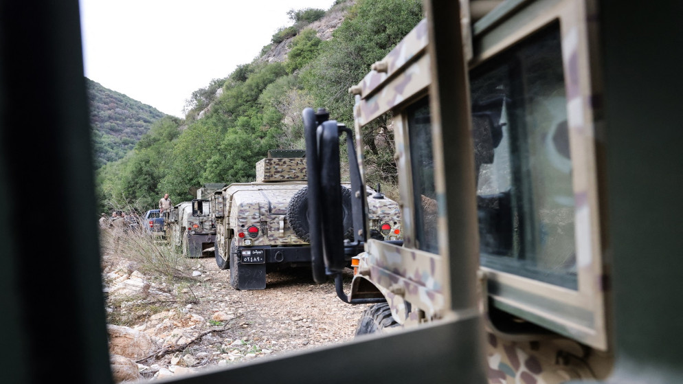 قافلة عسكرية لبنانية متجهة إلى نفق مهجور يقال إن حزب الله كان يستخدمه جنوبي لبنان في 28 تشرين الثاني 2025. (أ ف ب)