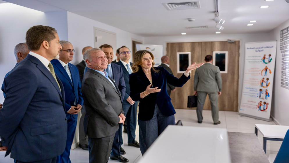 جلالة الملك عبدﷲ الثاني خلال زيارته إلى مركز سميح دروزة للأورام في مستشفيات البشير. 3 كانون الأول 2025. (الديوان الملكي الهاشمي)