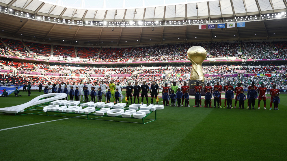 لاعبو الجزائر والسودان في أثناء عزف النشيد الوطني قبل المباراة في بطولة كأس العرب 2025. قطر. 3 كانون الأول 2025. (رويترز)