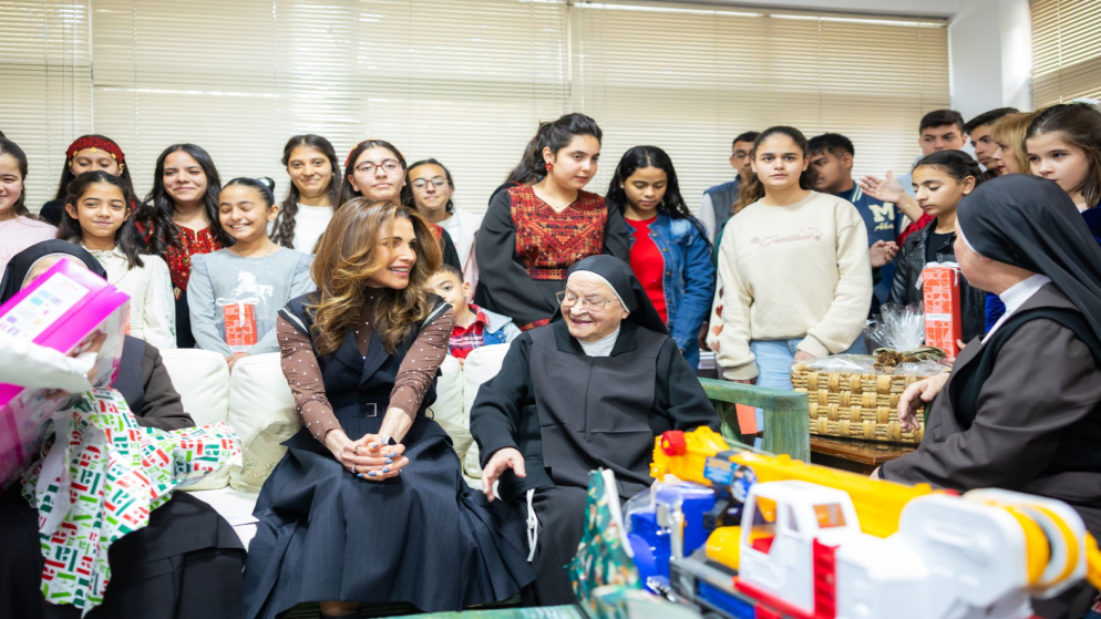 الملكة رانيا تشارك أطفال جمعية مار منصور الخيرية احتفالهم بعيد الميلاد.