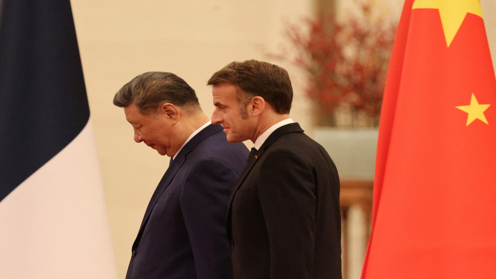 الرئيس الصيني شي جينبينغ (يسار) والرئيس الفرنسي إيمانويل ماكرون يحضران حفل استقبال في قاعة الشعب الكبرى في بكين. 04/12/2025. (أ ف ب)