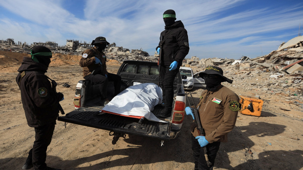 جثة المحتجز محملة في مركبة قبل تسليمها إلى الصليب الأحمر. (رويترز)