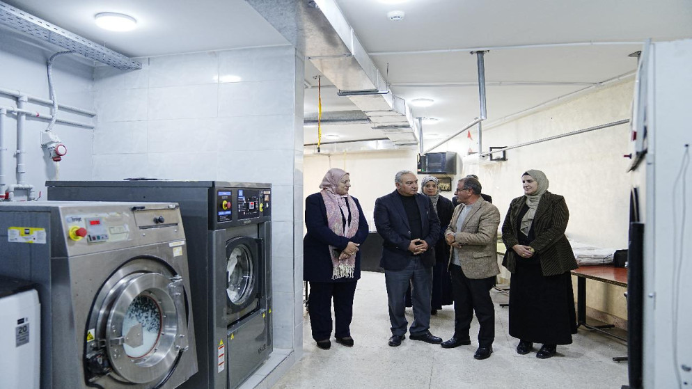 رئيس مجلس المفوضين في سلطة إقليم البترا فارس البريزات خلال زيارته مشغل دراي كلين "فرصتي"