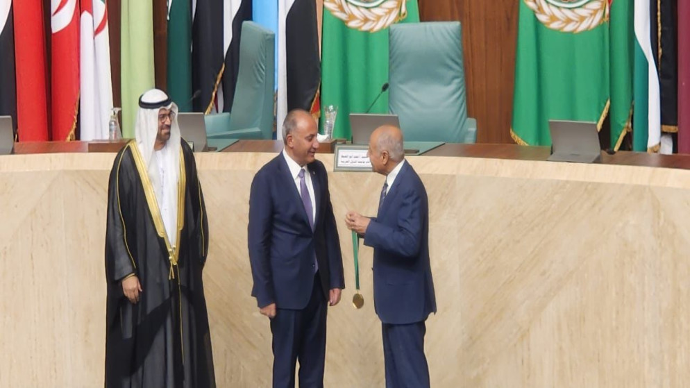 الشواربة يتسلّم جائزة التميز الحكومي كأفضل مدير بلدية عربية.