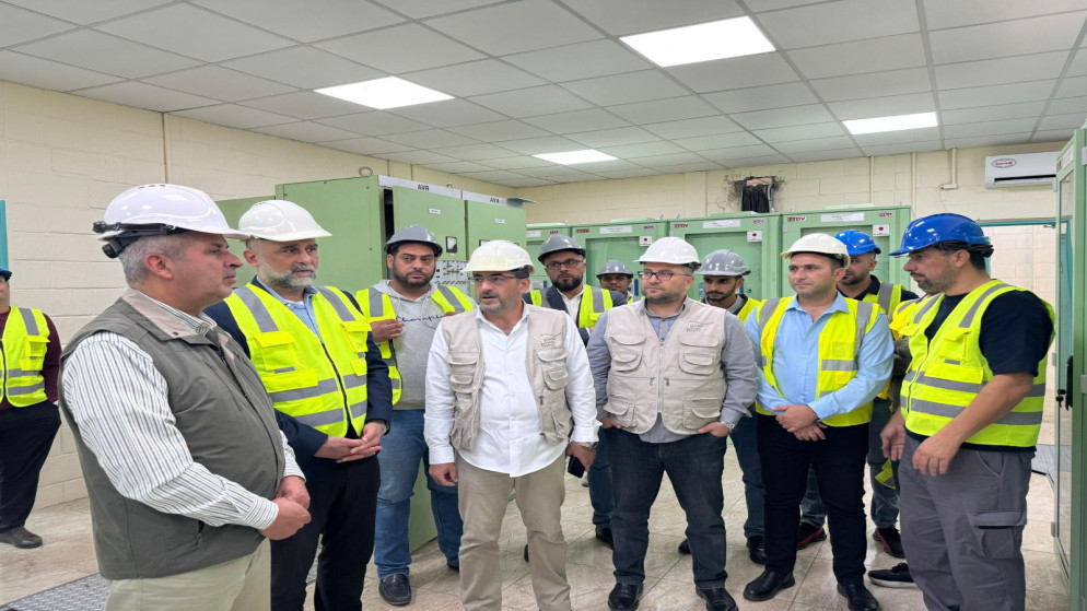 وزير الطاقة والثروة المعدنية صالح الخرابشة ومدير عام شركة الكهرباء الوطنية سفيان البطاينة يتفقدان محطة تحويل العقبة 400 ك.ف.