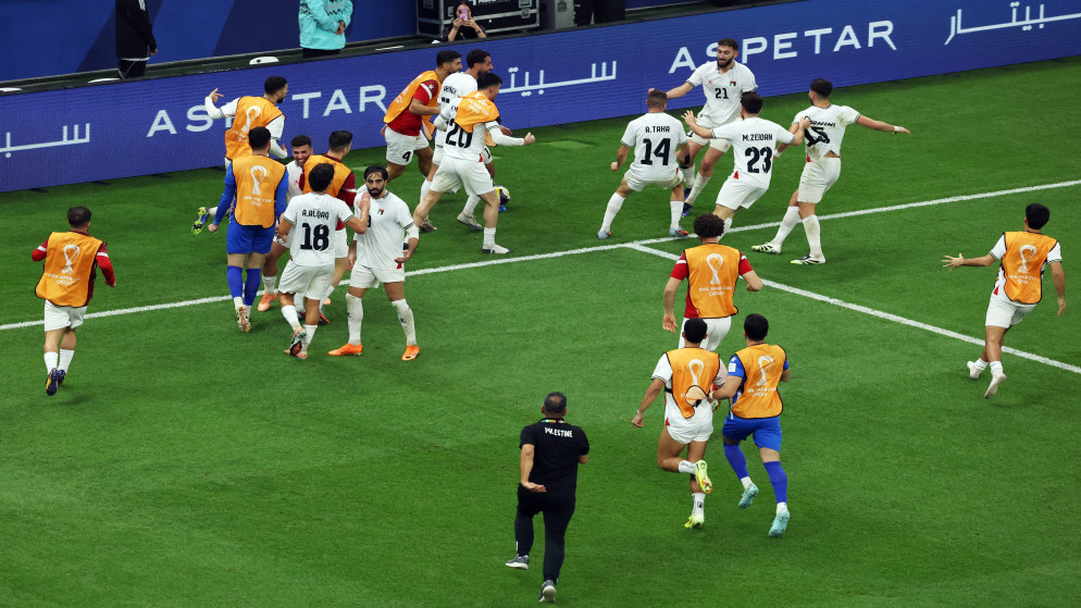 لاعبو منتخب فلسطين لكرة القدم يحتفلون بعد تسجيل الهدف الثاني ضد منتخب تونس في بطولة كأس العرب 2025. قطر. 4 كانون الأول 2025. (رويترز)