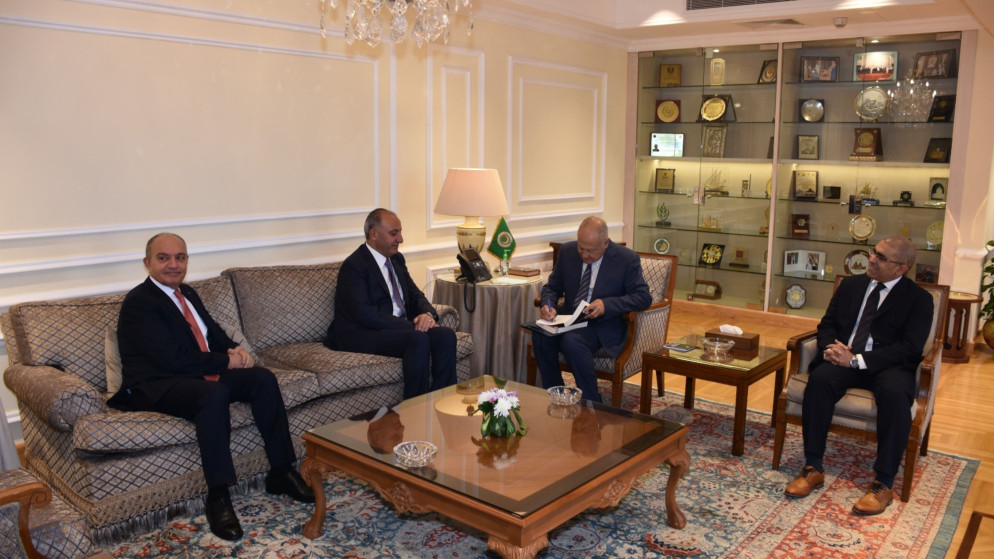 رئيس لجنة أمانة عمّان الكبرى يوسف الشواربة يلتقي مع الأمين العام لجامعة الدول العربية أحمد أبو الغيط في القاهرة.