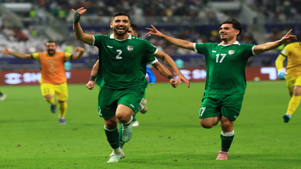 لاعبو المنتخب السوري يحتفلون بعد تسجيل هدف التعادل ضد المنتخب القطري في بطولة كأس العرب. قطر. 4 كانون الأول 2025. (رويترز)