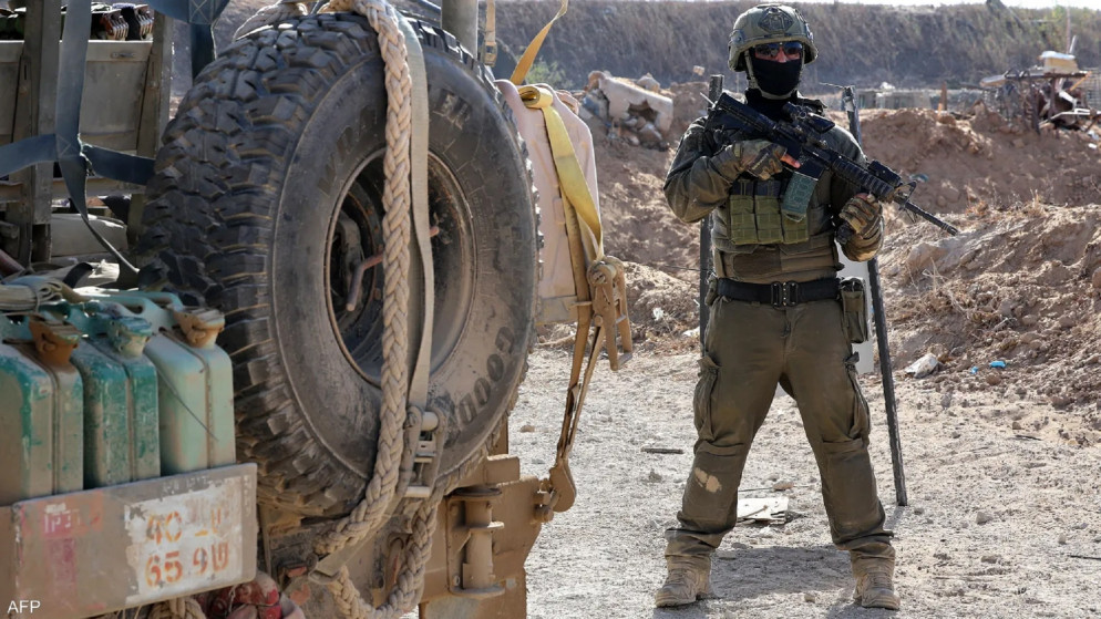 جندي إسرائيلي يقف بجوار سيارة جيب عسكرية. (أ ف ب)