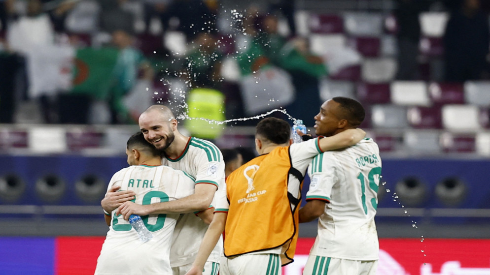 يحتفل لاعبو الجزائر بعد مباراتهم ضد البحرين في بطولة كأس العرب 2025. قطر. 6 كانون الأول 2025. (رويترز)