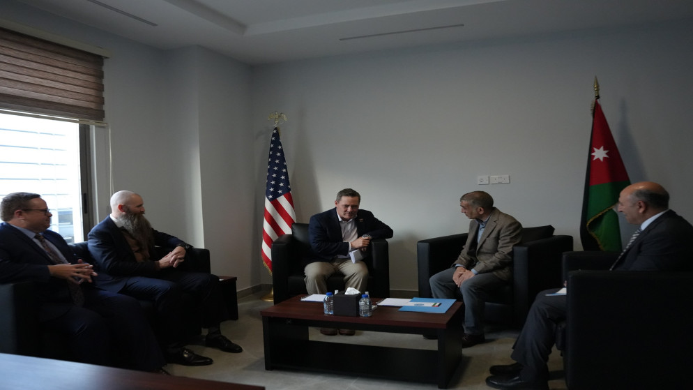 سفير الولايات المتحدة لدى الأمم المتحدة، مايك والتز خلال لقائه مع سمو الأمير راشد بن الحسن، رئيس مجلس أمناء الهيئة الخيرية الهاشمية.