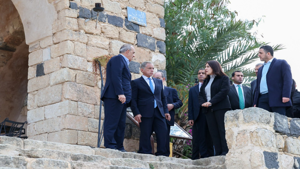 رئيس الوزراء جعفر حسان، خلال تفقده، الأحد، موقع أم قيس الأثري