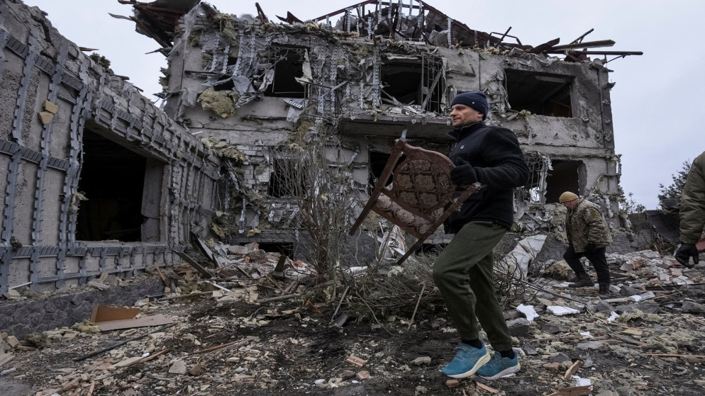 أوكراني يسير على آثار الدمار. (رويترز)