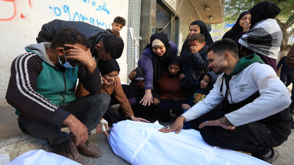 فلسطينيون مكلومون يودعون شهيدا. (رويترز)