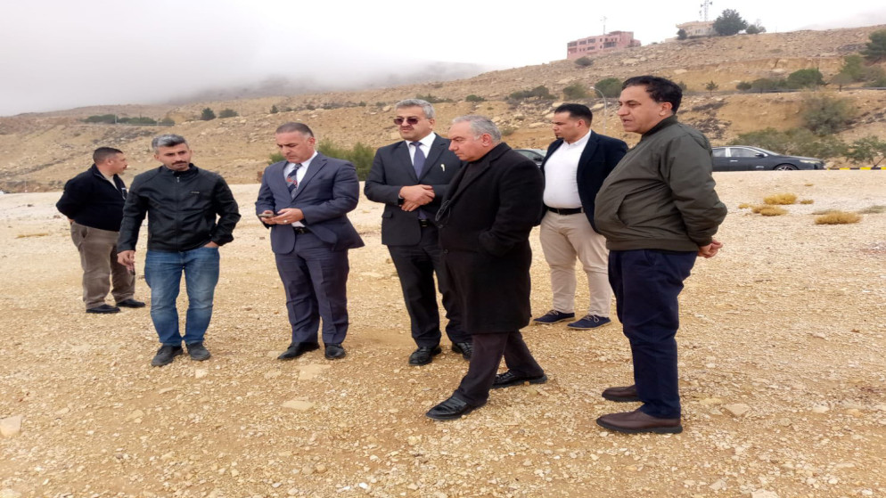 رئيس مجلس مفوضي سلطة إقليم البترا فارس البريزات يبحث آليات تحديث مهبط الطائرات في المنطقة. (المملكة)