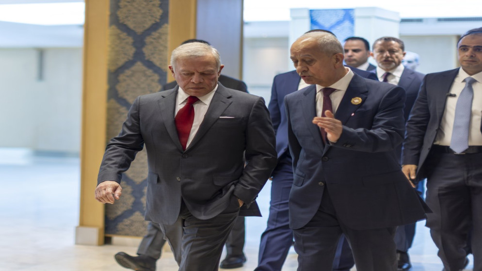 جلالة الملك عبدﷲ الثاني ورئيس غرفة صناعة عمان فتحي الجغبير. (الديوان الملكي)