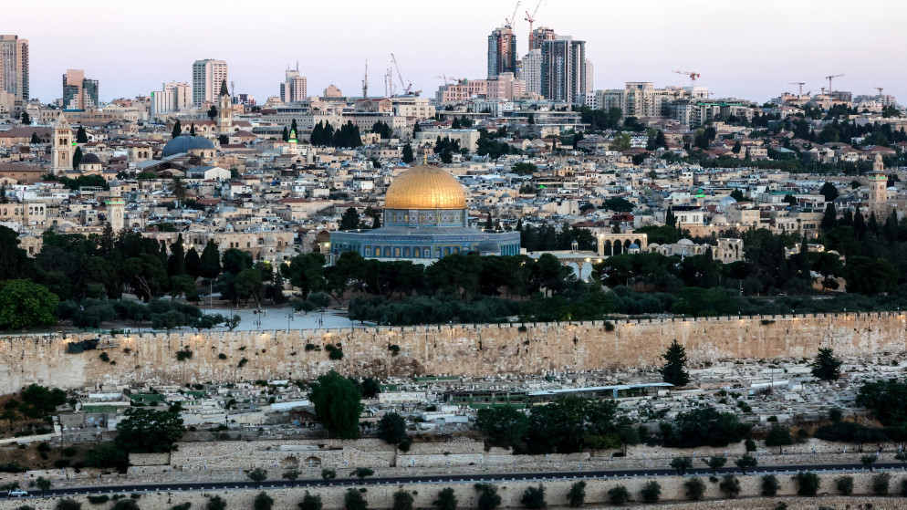 منظر عام لمدينة القدس المحتلة ويظهر فيه المسجد الأقصى المبارك. (رويترز)