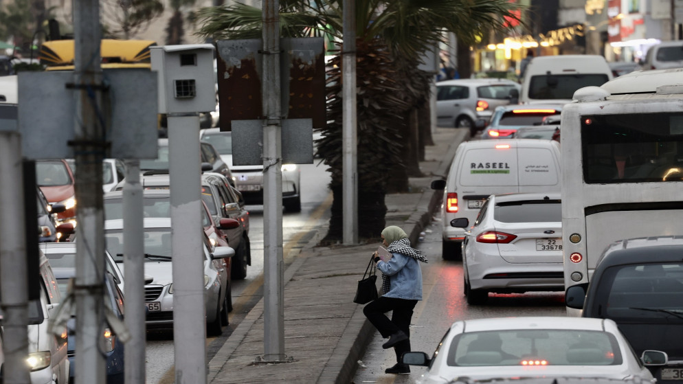 شارع رئيس مزدحم في العاصمة عمّان خلال جو ماطر. (المملكة)