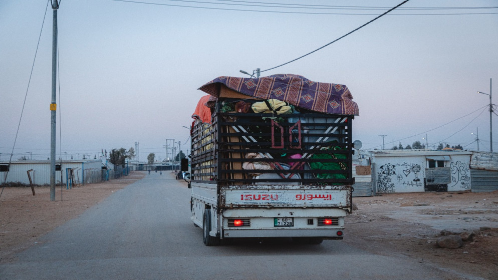 لاجئون سوريون في مخيم الزعتري شمالي الأردن ينقلون أمتعتهم الخاصة وأثاثهم للعودة إلى بلادهم. (مفوضية اللاجئين)