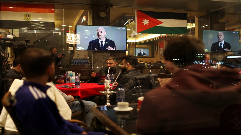 أردنيون يجتمعون في مقهى ويظهر علما الأردن ومصر. (رويترز)