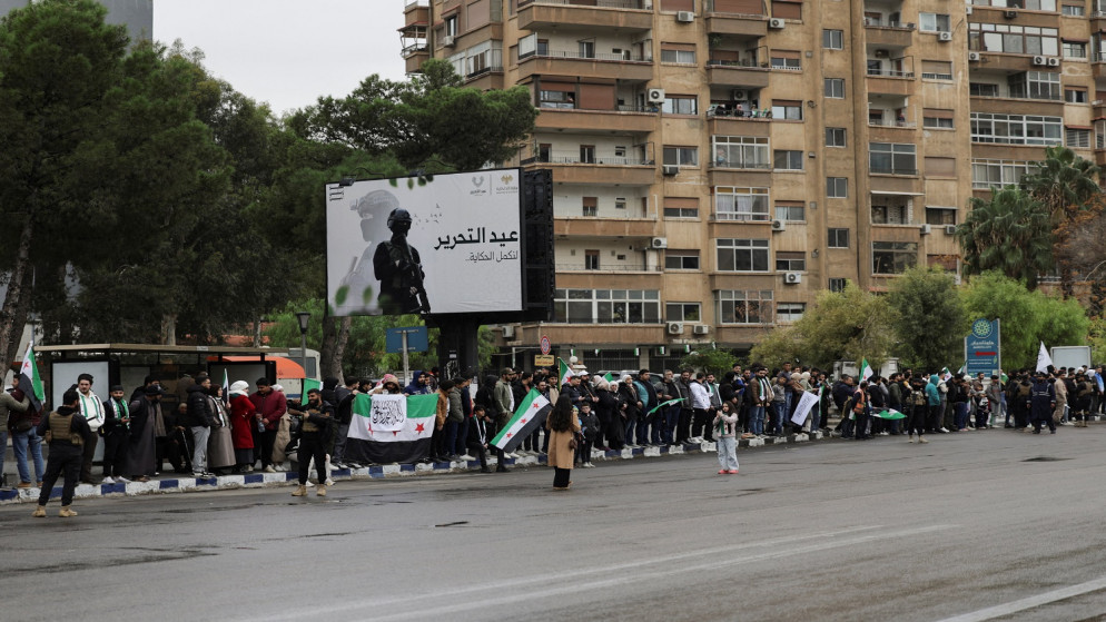 سوريون يحتفلون بعيد التحرير. (رويترز)